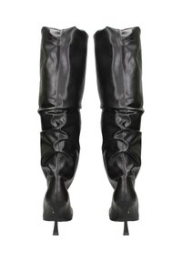 Bottes en cuir noir au-dessus du genou avec une texture lisse, un design froissé, un bout pointu et un talon aiguille.