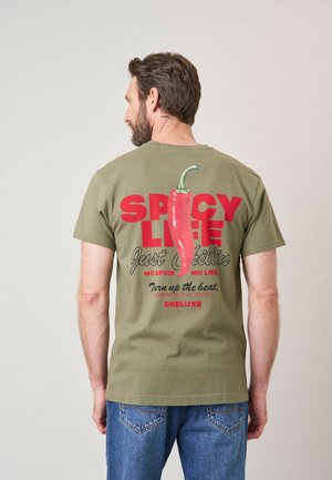 DEELUXE, DEELUXE ORIGINAL T-SHIRT SPICY - T-shirt imprimé - khaki