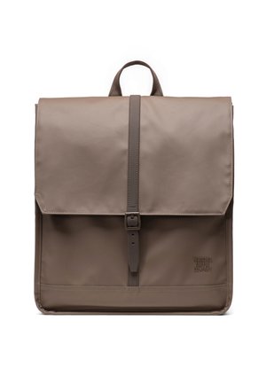 Sac à dos en tissu marron, durable, avec une fermeture à rabat, une sangle réglable et un logo de marque dans le coin inférieur. Design lisse et minimaliste.