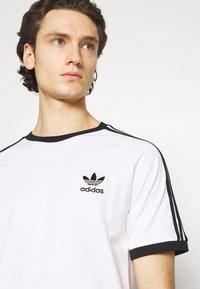 adidas Originals STRIPES TEE UNISEX - Marškinėliai su spaudiniu - white