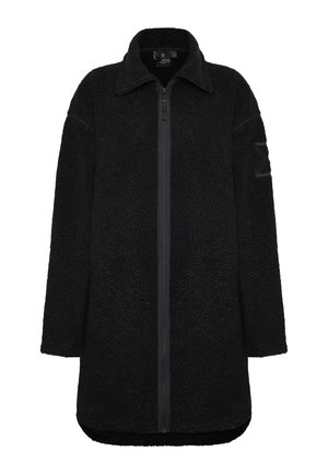 Sort fleece jakke med fuld lynlås, oversized pasform, nedfoldet krave og struktureret stof. Har et lille mærke på ærmet.