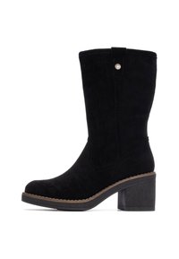 Bota de ante negra hasta la rodilla con punta redonda, tacón grueso y puntadas decorativas. Presenta una correa en la parte superior con un acento de botón plateado.