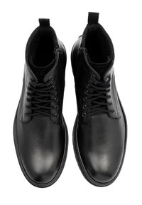 Czarne skórzane botki za kostkę z gładkim wykończeniem, z przodem na sznurówki, wyściełanym kołnierzem i kontrastową teksturą po bokach.