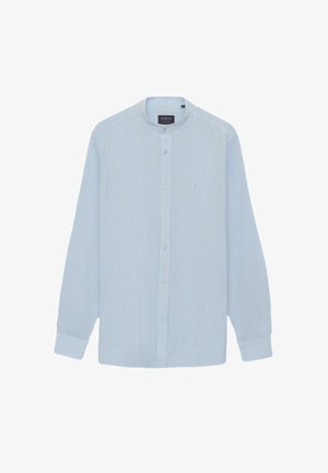 Jasnoniebieska długa męska koszula z kołnierzem typu mandarynka, zapinana na guziki z przodu i z mankietami na rękawach, ułożona płasko na białym tle.