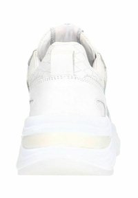 Weißer Sneaker mit einem strukturierten, hexagonalen Muster an der Ferse, gepolsterter Knöchelpartie und einer klobigen Sohle mit einem durchsichtigen Akzent.