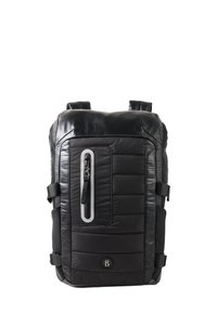 Černý polstrovaný batoh s přední vertikální kapsou na zip, bočními stahovacími popruhy, horními úchyty a kulatým logem blízko spodního středu.