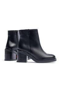 Schwarze Leder-Stiefeletten mit abgerundetem Zehenbereich, Reißverschluss an der Rückseite und gestapeltem Absatz mit geriffelter Struktur. Glatte Oberfläche, elegantes Design.