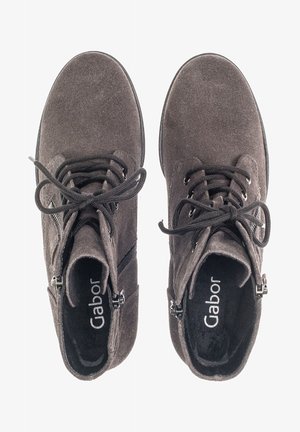 Szare zamszowe botki za kostkę z sznurowanym przodem, bocznym zamkiem błyskawicznym i teksturowaną powierzchnią. Widoczne logo na wewnętrznej podszewce.