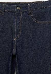 Temno modre kavbojke iz jeansa z oranžnim šivanjem, s kovinskim gumbom, sprednjimi žepi in klasičnim krojem, ki poudarja teksturo trpežnega blaga.