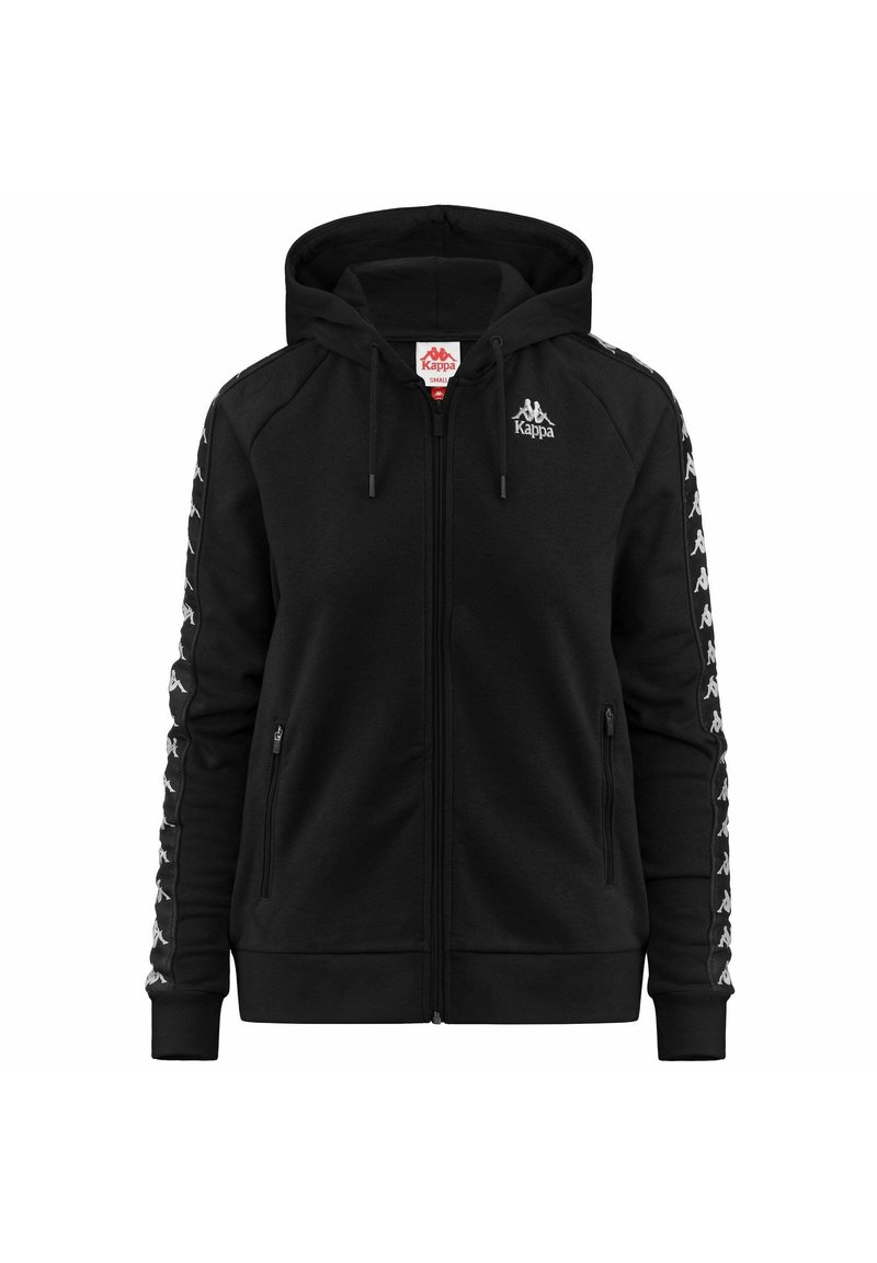 Felpa nera con zip, realizzata in tessuto morbido e dotata di cappuccio regolabile con cordino. Presenta il logo Kappa bianco e una rifinitura decorata lungo le maniche.