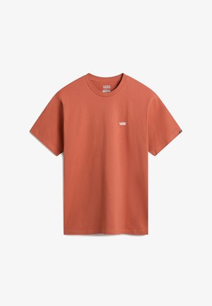 T-shirt Vans à manches courtes de couleur rouille avec un petit logo Vans blanc sur la poitrine gauche et une étiquette noire sur la manche gauche.