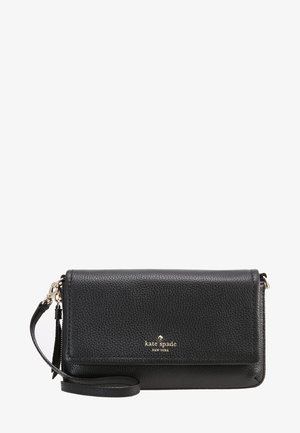 Czarna, teksturowana skórzana kopertówka na nadgarstek z złotym logo Kate Spade New York i odpinanym paskiem na nadgarstek na białym tle.