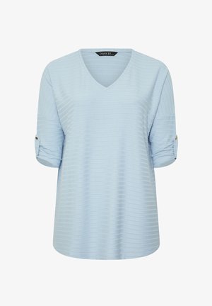 Lichtblauw kort mouwtopje met V-hals, subtiele horizontale geribbelde textuur en mouwen met knoopbandje, ontworpen voor een ontspannen pasvorm.