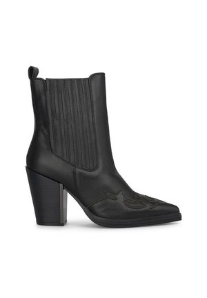 Bottine noire en cuir avec un bout pointu et un talon carré. Elle présente des rainures verticales, des détails de broderie florale et une texture lisse.