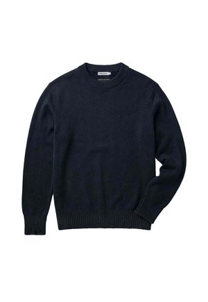 Zwarte trui met ronde hals en geribbelde boorden en zoom, plat uitgespreid met een zichtbaar maat- en merklabel aan de binnenkant van de kraag.