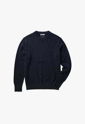 Zwarte trui met ronde hals en geribbelde boorden en zoom, plat uitgespreid met een zichtbaar maat- en merklabel aan de binnenkant van de kraag.