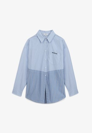 Jasnoniebieska, w paski koszula z guzikami, z kieszonką, z kontrastującymi paskami i dyskretnym logo na piersi. Długie rękawy, klasyczny kołnierzyk.