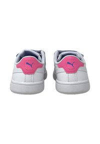 Scarpe da ginnastica bianche con accenti rosa sul tallone e logo blu. Presentano una tomaia in pelle liscia e una suola ammortizzata per il comfort.