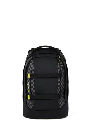 Schwarz-grauer Rucksack mit Karomuster, mehreren Fächern, neongelben Reißverschlussanhängern und zwei horizontalen Riemen auf der Vorderseite.