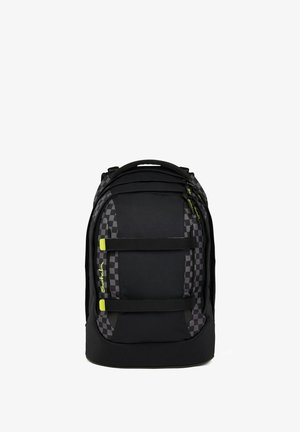 Schwarz-grauer Rucksack mit Karomuster, mehreren Fächern, neongelben Reißverschlussanhängern und zwei horizontalen Riemen auf der Vorderseite.