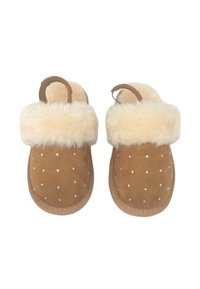 Pantofole in suede beige con un risvolto in finta pelliccia crema, caratterizzate da piccoli borchiette argentati sulla superficie e con linguette sul tallone per indossarle facilmente.