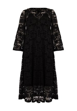 Robe en dentelle noire avec de longues manches cloche et un décolleté en V. Le tissu présente un motif floral avec une superposition transparente, tombant au milieu du mollet.