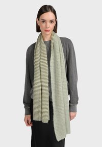 Ljusgrön scarf med en randig textur, tillverkad av ett mjukt, fluffigt material och med en bred design, hängande elegant runt halsen.