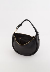 Czarna skórzana torebka o zaokrąglonym kształcie, zębowym uchwytem, złotym zamkiem błyskawicznym i wewnętrzną kieszenią. Miękka tekstura i minimalistyczny design.