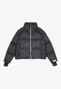 Svart puffjacka med en kortad design, hög krage, dragkedja fram och elastiska cuffs. Har quiltade sektioner och sidofickor.