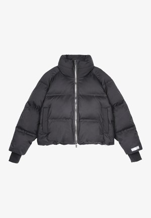 Juodas pūkinis džemperis su trumpu dizainu, aukšta apykakle, užtrauktuku priekyje ir elastinėmis rankovėmis. Yra siuvinėtos dalys ir šoninės kišenės.