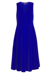 En kungligt blå ärmlös klänning med V-ringning, utsvängd kjol och slät tyg. Har rena linjer och en figurnära livstycke.