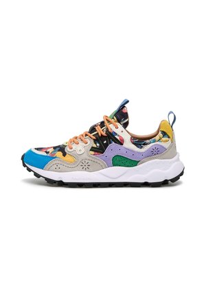 Sneaker colorato che presenta un mix di materiali: mesh, suede e gomma. Il design include colori, motivi e accenti testurizzati multipli.