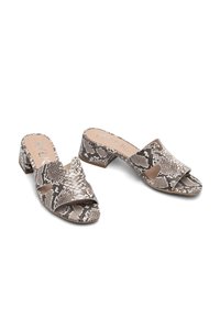 Szpilki w stylu mule z wzorem imitującym skórę węża, z otwartymi bokami, okrągłym noskiem i teksturowaną powierzchnią w odcieniach brązu i szarości.