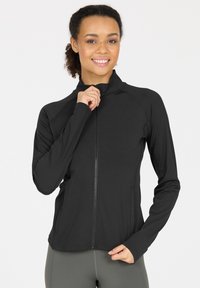 Zwarte sportieve jas met hoge kraag en volledige ritssluiting, met lange mouwen en een aansluitend ontwerp. Glad textuur en minimale details.