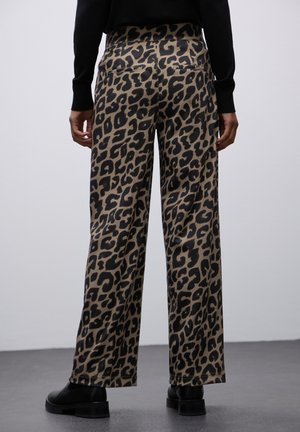 Pantaloni a gamba larga in tessuto leopardato marrone e nero. Presentano una vita alta e due tasche posteriori. Texture liscia con una vestibilità ampia.