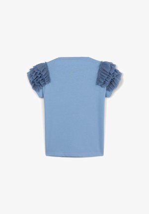 Maglietta azzurro chiaro con dettagli arricciati e volant sulle maniche corte. Il tessuto sembra morbido con una texture liscia e una vestibilità classica.