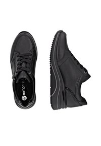 Sneakers en cuir noir avec une texture lisse, dotés de lacets, d'une fermeture éclair sur le côté et d'une semelle épaisse et à motif pour une meilleure adhérence.