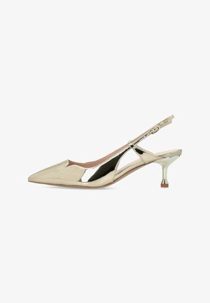 Glänzender goldener Slingback-Pumps mit spitz zulaufender Spitze, niedrigem Kitten-Heel und verstellbarem Schnallenriemen auf weißem Hintergrund.