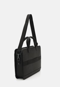 Sac messager en cuir noir avec finition texturée, double poignées supérieures, sangle réglable et panneau avant avec détail en matériau contrastant.