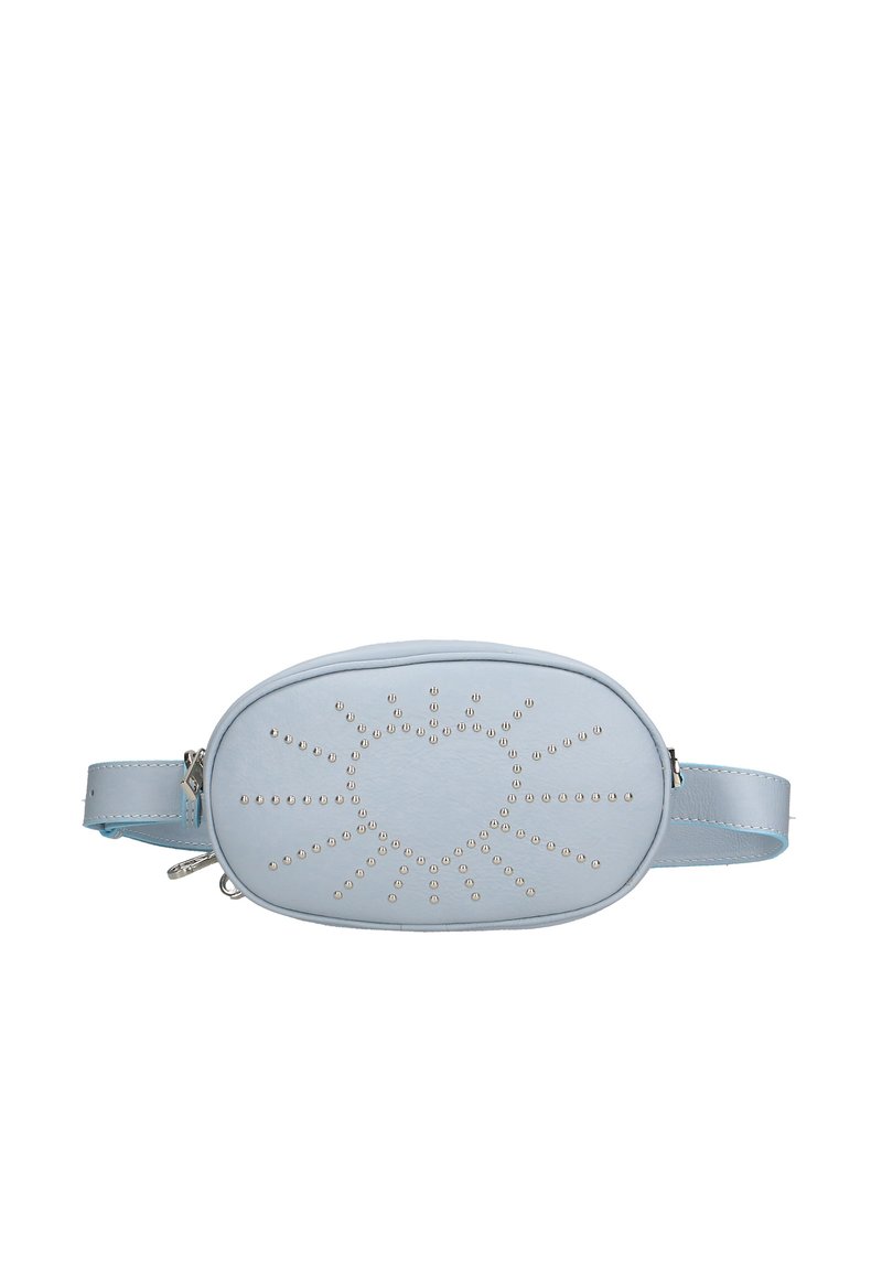 Marsupio in ecopelle blu chiaro con design a cuore borchiato e a raggi di sole, dotato di chiusura con zip e tracolla regolabile.