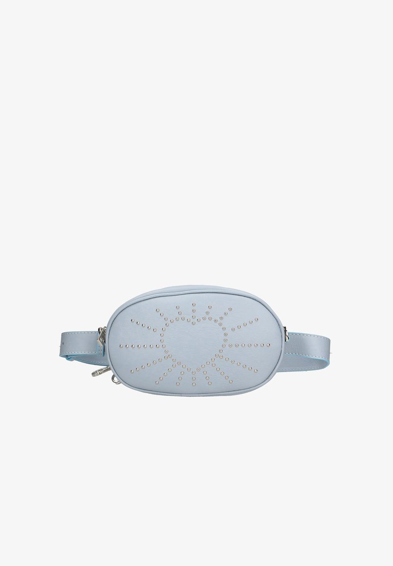 Marsupio in ecopelle blu chiaro con design a cuore borchiato e a raggi di sole, dotato di chiusura con zip e tracolla regolabile.