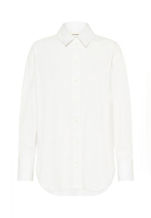 Camisa blanca de manga larga, confeccionada en una tela suave, con cuello clásico y dobladillo curvado. Detalles sutiles de botones en la parte delantera.