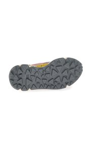 Zool van een schoen met een gestructureerd, zwart rubbermateriaal en driehoekige profielen voor grip. Ontworpen voor tractie op verschillende oppervlakken.