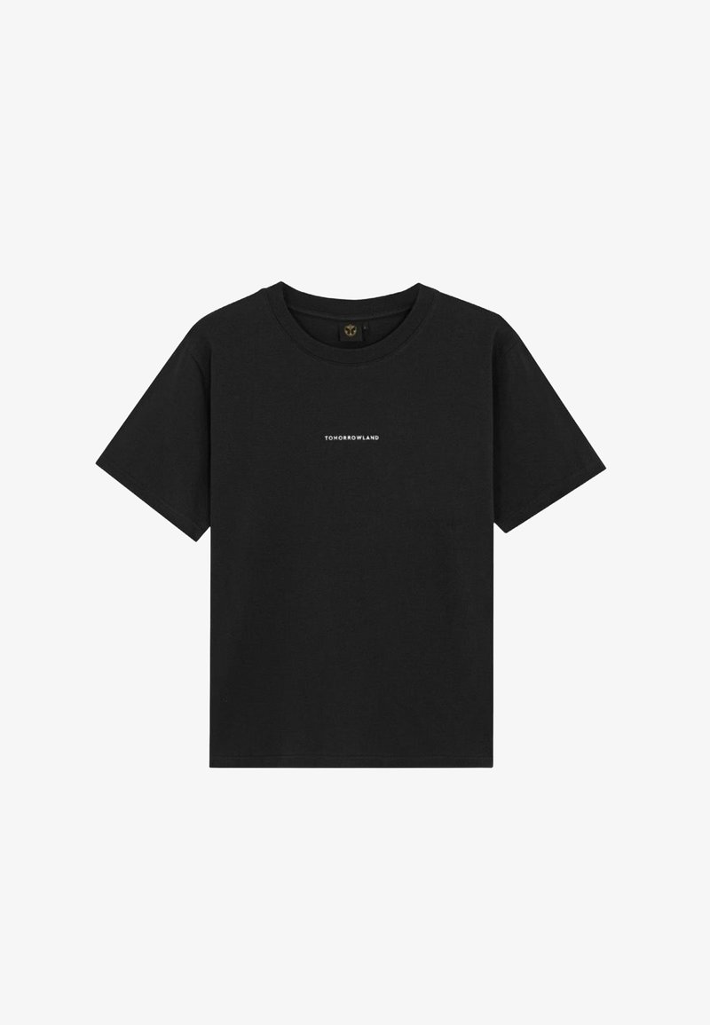 Zwarte katoenen t-shirt met korte mouwen, ronde hals en een witte tekstlogo "TOMORROWLAND" centraal op de borst gedrukt.