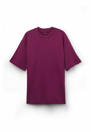 Camiseta de manga corta en púrpura oscuro. Cuello redondo, corte relajado y tela de algodón suave. Sin patrones ni detalles de hardware visibles.
