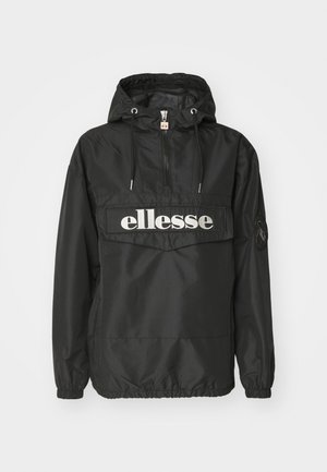 Sort vindjakke med hætte, der har en frontmesh-lomme og broderet "ellesse" logo. Elastiske mansjetter og talje. Glat tekstur.