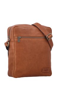 Brązowa skórzana torba na ramię o gładkiej teksturze, prostokątnym kształcie, z przednią kieszenią na zamek i regulowanym paskiem. Dyskretna metka z logo.