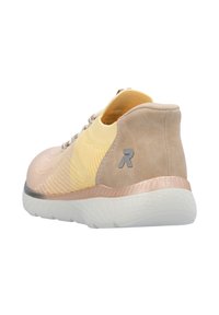 Scarpa sportiva con lacci, featuring una tomaia in maglia gialla e beige, un morbido tallone in suede beige e una suola bianca texture con un accento rosa.