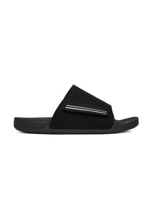 Schwarze Slides-Sandale mit verstellbarem breitem Riemen mit zwei reflektierenden horizontalen Streifen auf weißem Hintergrund.