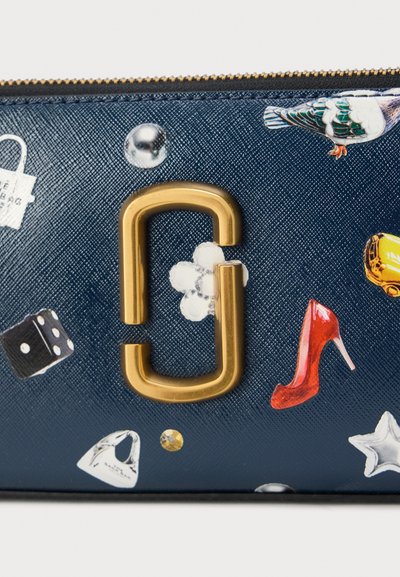 Cartera sintética azul marino con un logo metálico dorado, estampados divertidos de accesorios y formas, y una superficie texturizada con cierre de cremallera.